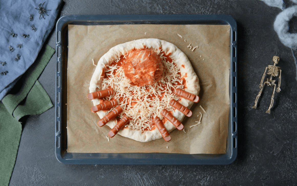 Pizzateig mit Tomatensauce, Käse und Würstchen