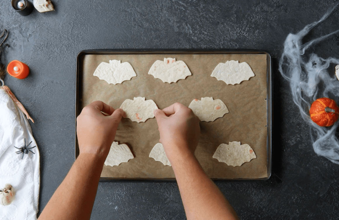 aus tortillas ausgestochene fledermäuse werden auf ein backblech gelegt