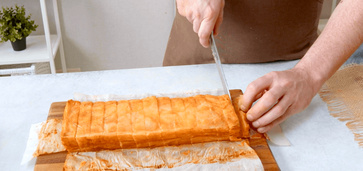 Kartoffelkuchen wird in Stücke geschnitten