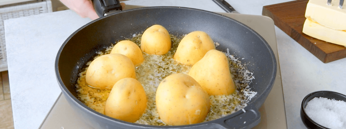 Kartoffeln werden gebacken