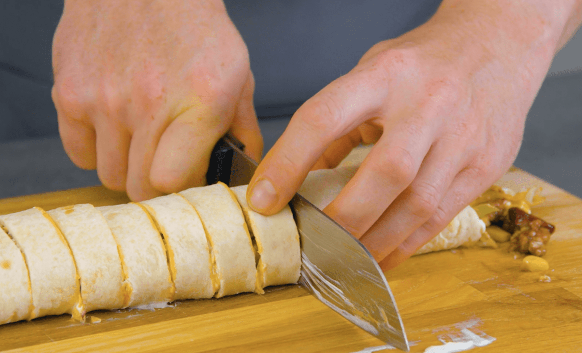 Eine gefüllte Tortilla Rolle wird in Scheiben geschnitten