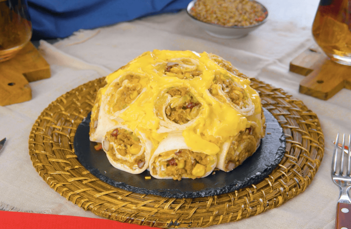 Tortilla Kuppel mit Käsesauce, Guacamole und Crème fraîche