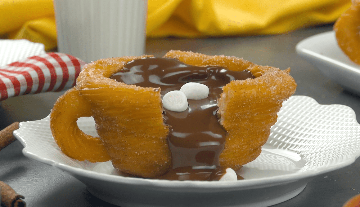 Churros als Tasse mit Schokosoße und Marshmallows