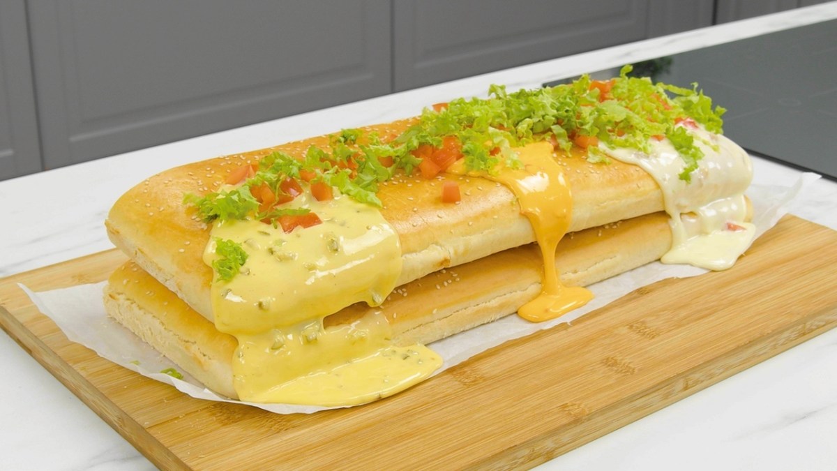 Hamburguesa en baguette XXL con cebollas rellenas de carne y queso