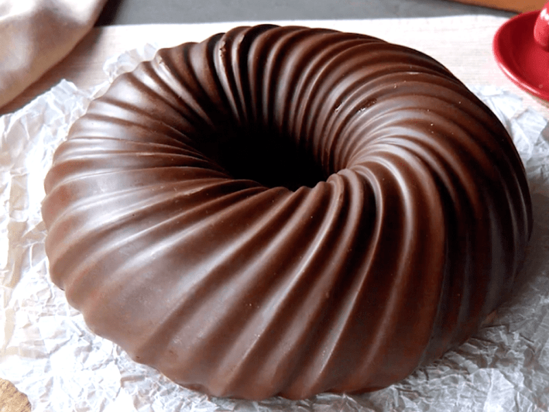 Pastel de tiramisú cremoso con cobertura de chocolate crujiente