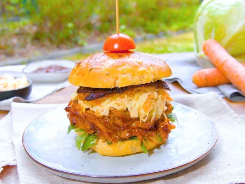 Jugosa hamburguesa de cerdo deshebrado a la parrilla con ensalada de col