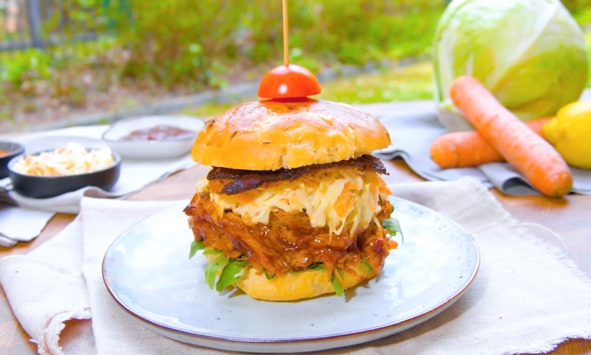 Jugosa hamburguesa de cerdo deshebrado a la parrilla con ensalada de col