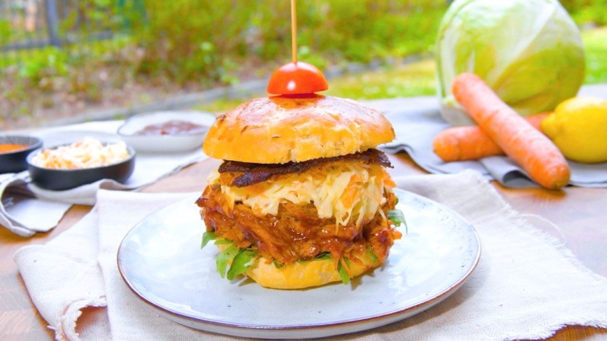 Jugosa hamburguesa de cerdo deshebrado a la parrilla con ensalada de col