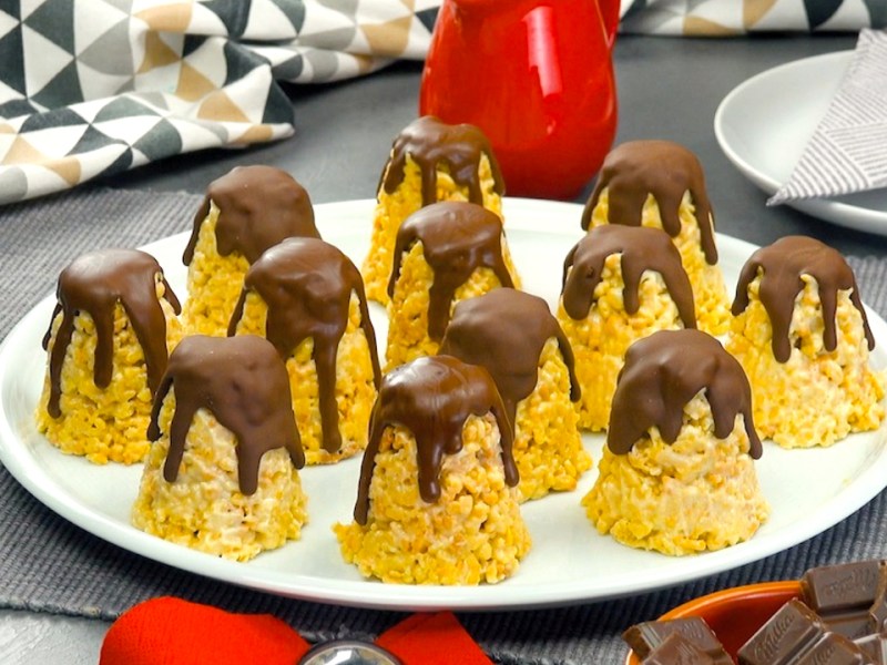 Galletas en forma de torrecitas cubiertas de chocolate