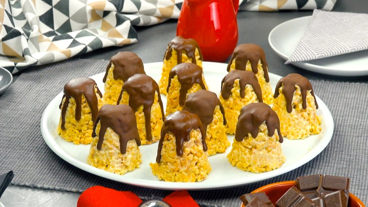 Galletas en forma de torrecitas cubiertas de chocolate