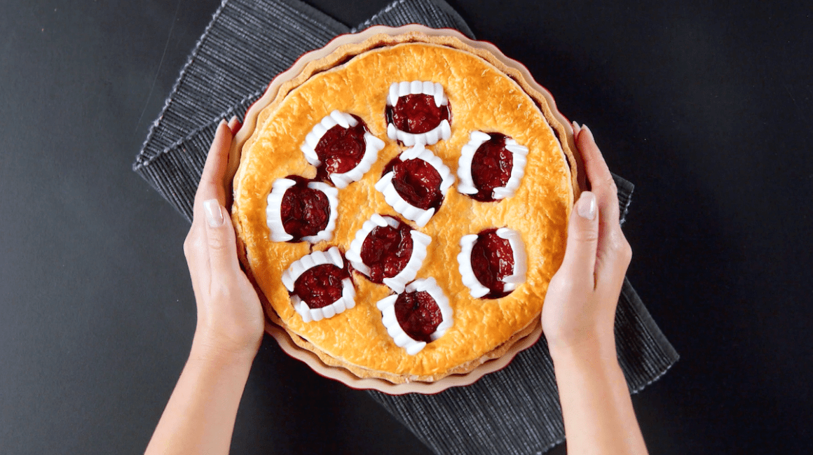 Halloween-Kuchen mit Vampirzähnen