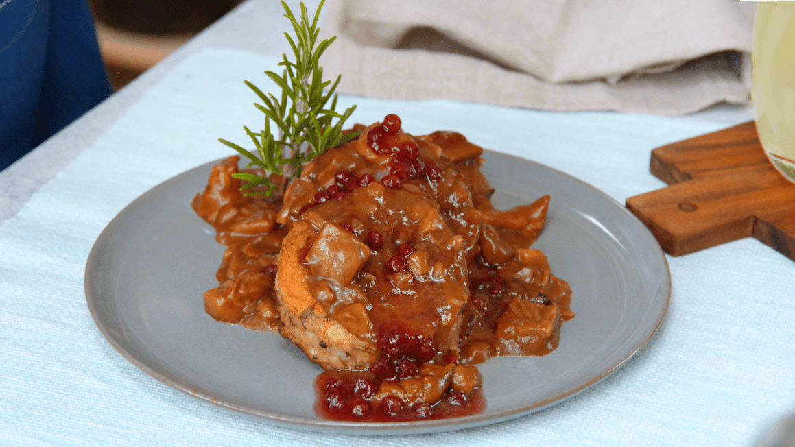 Serviettenknödel mit Pilzsauce und Preiselbeeren