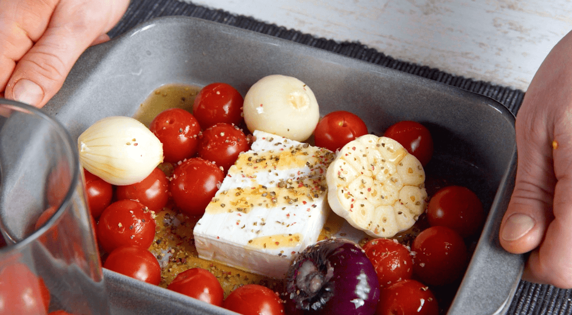 One-Pot-Tomaten-Feta-Zoodles vor dem Backen