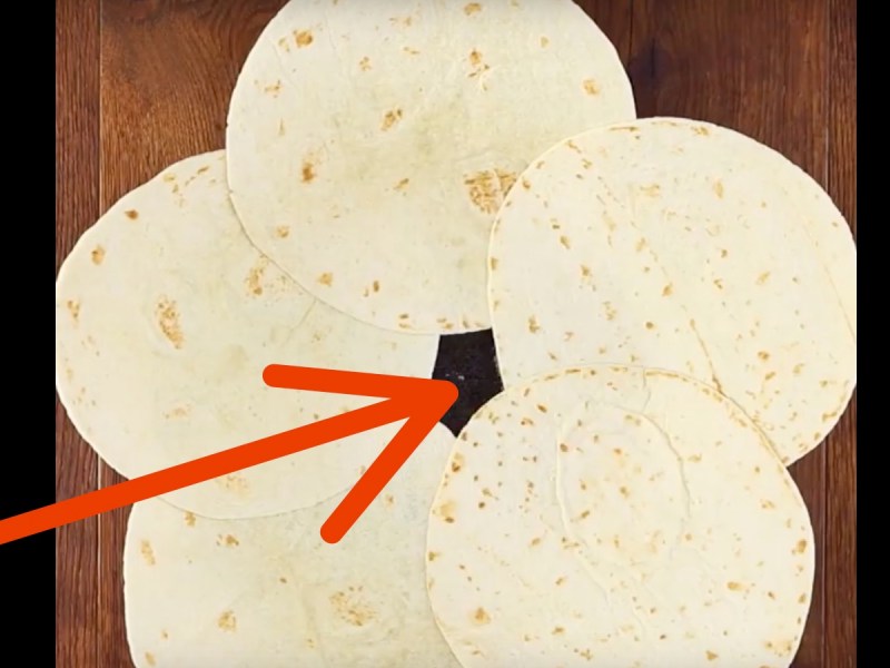 Él pone 5 tortillas en círculo