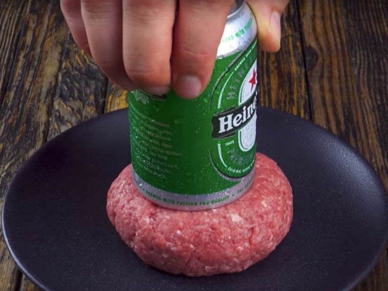 Presiona la carne con una lata de cerveza ¡y disfruta la explosión de sabor!