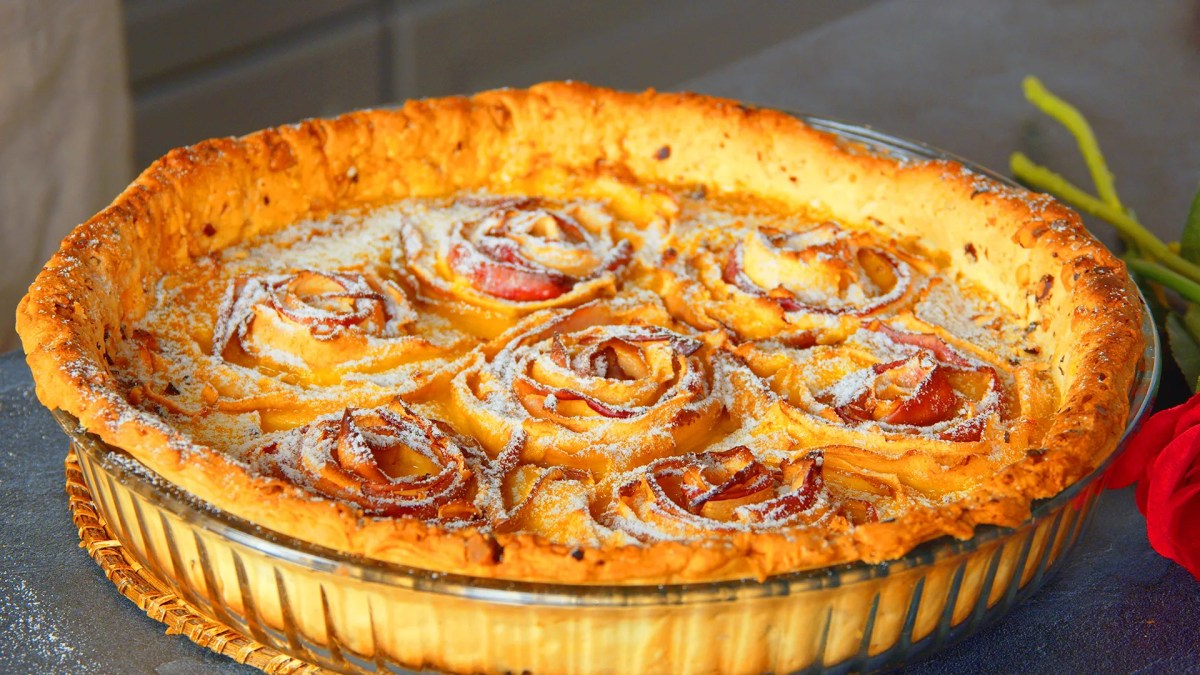 Tarta de rosas de manzana y licor de huevo