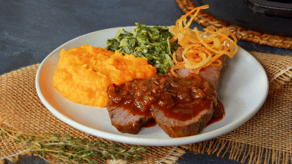 Asado de carne de res y cebolla con puré de calabaza